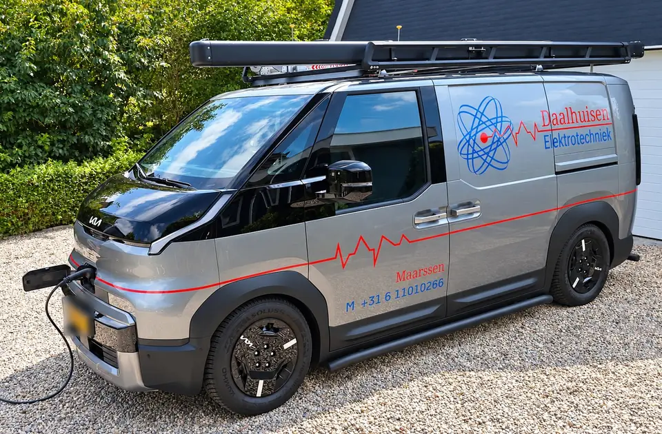 Elektrische bedrijfsbus van Daalhuisen Elektrotechniek aan de laadpaal in Maarssen
