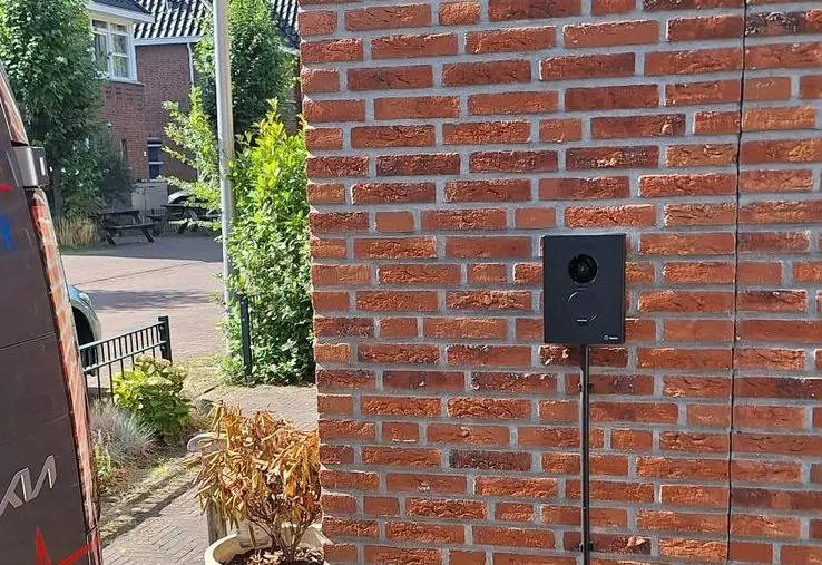 Laadpaal aan de gevel, aangelegd door Daalhuisen Elektrotechniek